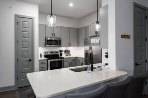 Kühlschrank, Mikrowelle, Ofen, Herdplatte