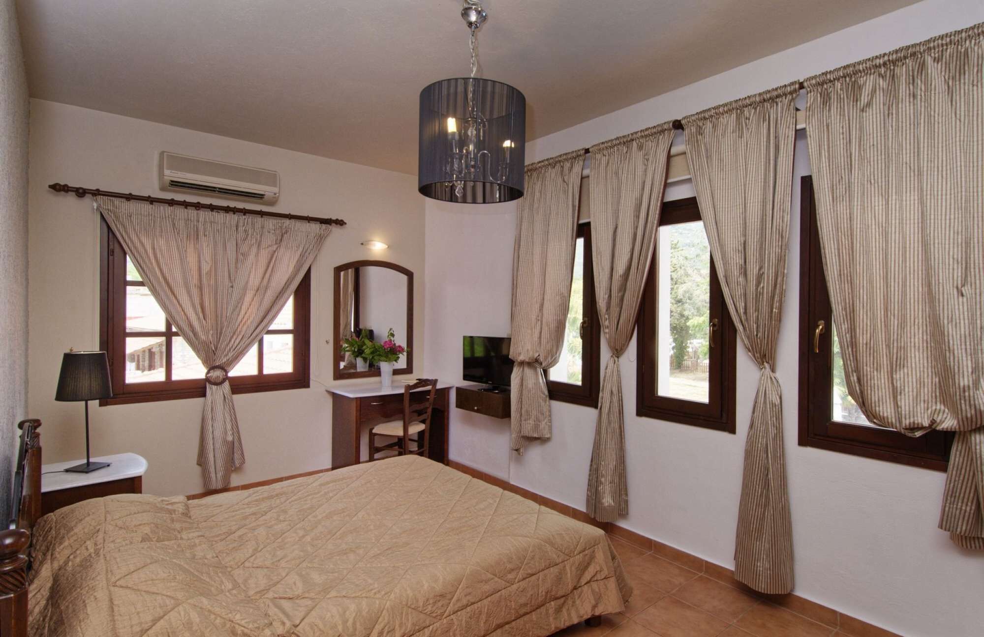 Desk, WiFi, bed sheets, wheelchair access