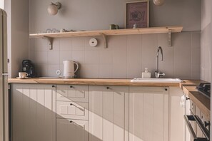 Fridge, oven, stovetop, dishwasher