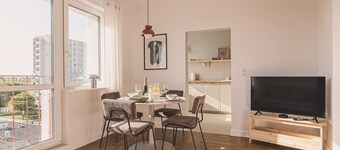 2Homerent Brillante | Elegant Airport View Studio | Near Old Town & City Center