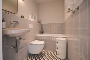 Secador de cabelo, toalhas de banho