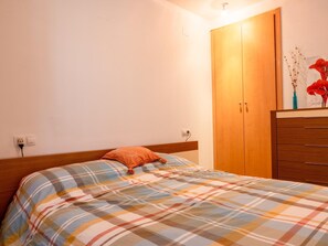 1 bedroom, iron/ironing board, internet, bed sheets