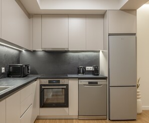 Kühlschrank, Ofen, Herdplatte, Geschirrspüler