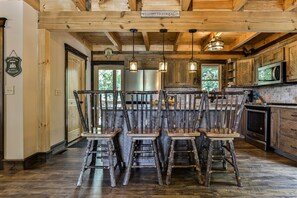 Jääkaappi, uuni, liesi, astianpesukone