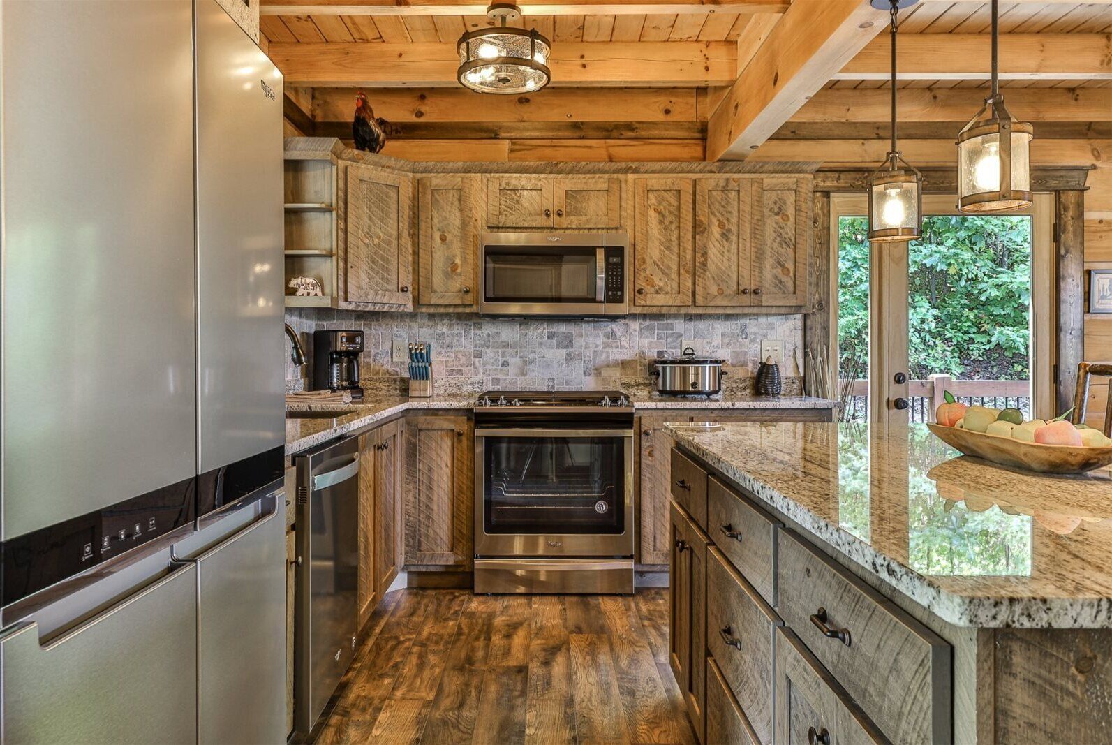 Een koelkast, een oven, een kookplaat, een vaatwasser