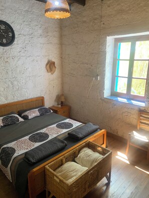 2 bedrooms, iron/ironing board, free WiFi, bed sheets