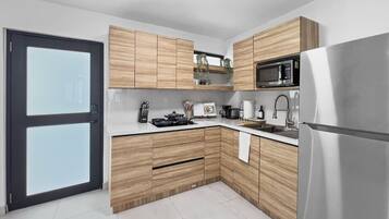Refrigerador, microondas, parrilla de estufa y cafetera y tetera