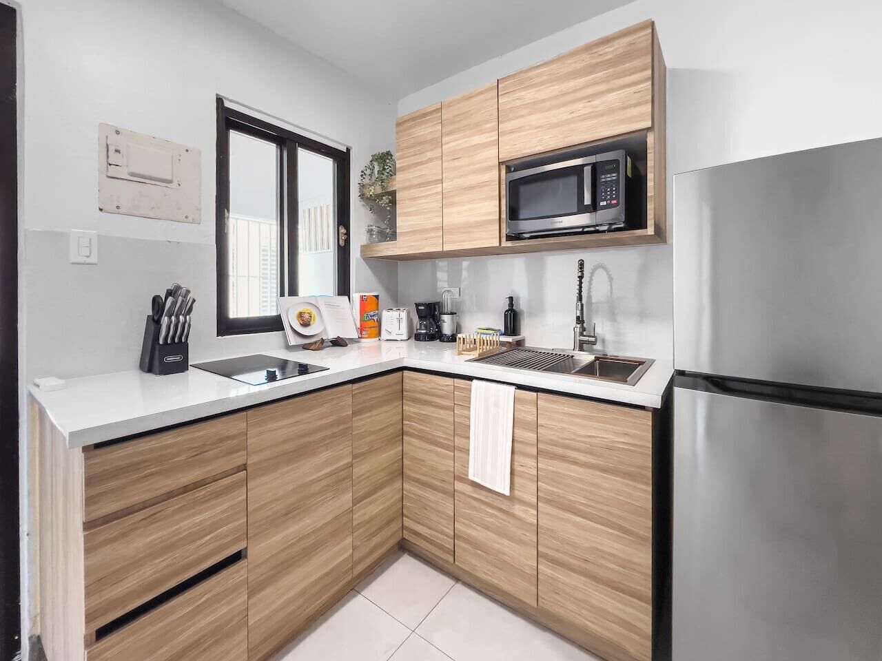 Refrigerador, microondas, parrilla de estufa y cafetera y tetera 