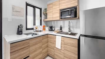 Kylskåp, mikrovågsugn, spishäll och kaffe- och tebryggare