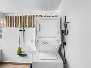 Sèche-cheveux, serviettes fournies