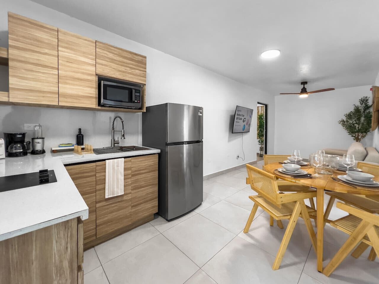 Refrigerador, microondas, parrilla de estufa y cafetera y tetera 