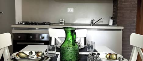 Réfrigérateur, four, plaque de cuisson, cafetière/bouilloire