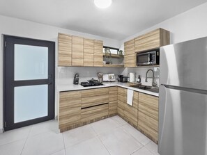 Kühlschrank, Mikrowelle, Herdplatte, Wasserkocher mit Kaffee-/Teezubehör