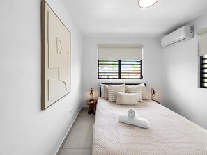 6 bedrooms, desk, free WiFi, bed sheets