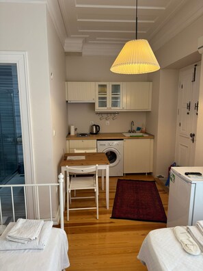 Departamento estándar, para no fumadores, vista al patio | 1 habitación, sábanas de algodón egipcio y ropa de cama de alta calidad 