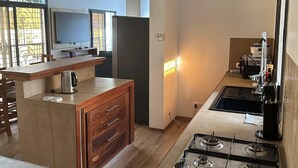 Eine moderne Küche mit Kochinsel, Herd und Spüle.