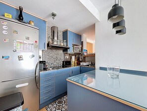 Fridge, microwave, oven, coffee/tea maker