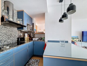 Refrigerador, microondas, horno y cafetera y tetera 