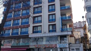 A multi-story building with a sign for 'Yilmaz Otel' on the ground floor. - YILMAZ OTEL (Akcakoca)
