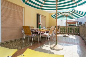 Outdoor dining - Big apartment perfect for 6 people with garden (Punat)