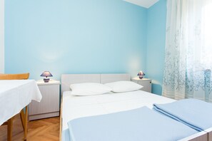 3 bedrooms, WiFi, bed sheets - Big apartment perfect for 6 people with garden (Punat)