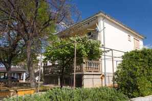 Exterior - Big apartment perfect for 6 people with garden (Punat)