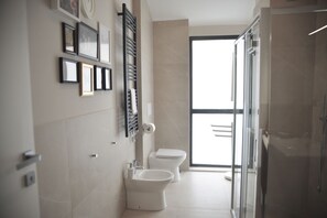 Shower, eco-friendly toiletries, hair dryer, bidet - Apartment with large living and kitchen in the center of Brindisi with parking space (Brindisi)