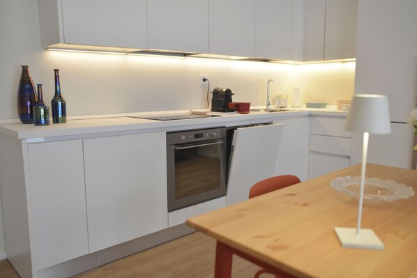 Fridge, oven, stovetop, dishwasher