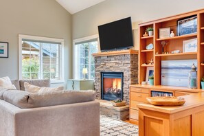 Smart TV, fireplace, offices - Sunny Backyard, Fireplace, Coastal Access in Peaceful Neighborhood Near Shopping (Langley)