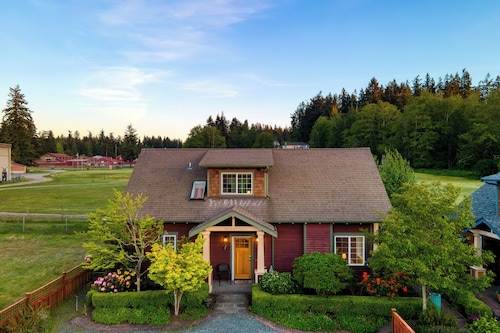 Sunny Backyard, Fireplace, Coastal Access in Peaceful Neighborhood Near Shopping