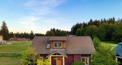 Sunny Backyard, Fireplace, Coastal Access in Peaceful Neighborhood Near Shopping