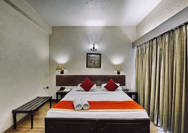 Een kluis op de kamer, een bureau, een laptopwerkplek