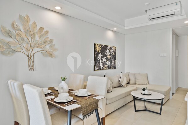 Una sala de estar moderna con comedor, un sofá y una mesa de centro.