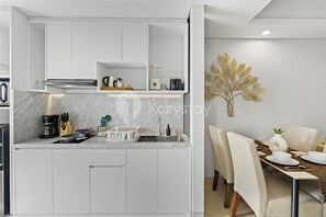 Departamento, 2 habitaciones, vista a la ciudad | Cocina privada | Refrigerador con congelador, microondas y parrilla de estufa 