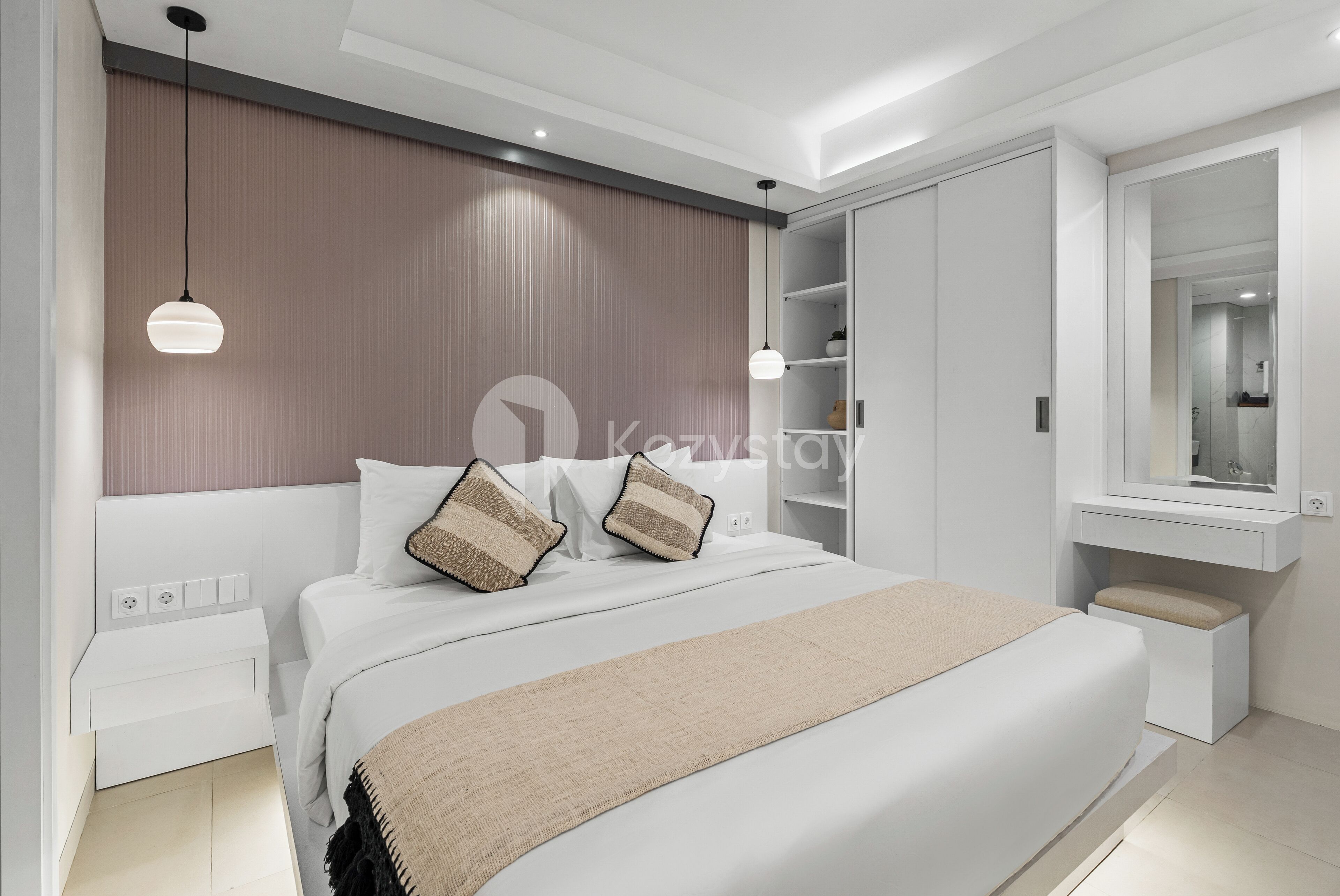 Ein modernes Schlafzimmer mit einem großen Bett, Nachttischen, einem Kleiderschrank und einem Spiegel.
