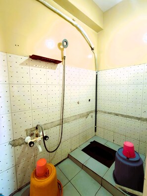 Standaard tweepersoonskamer | Badkamer | Een douche, handdoeken, zeep