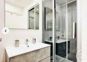 Douche, sèche-cheveux, serviettes fournies, papier toilette