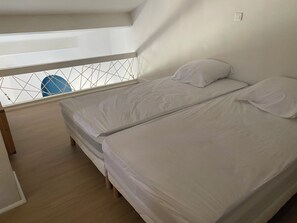 2 habitaciones y tabla de planchar con plancha 