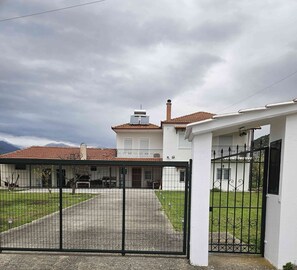Exterior - Paikos Townhouse, Hot Springsis a traditional two-storey residence of 220 sq.m., (Κωνσταντία)