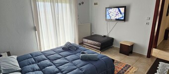 Paikos Townhouse, Hot Springsis a traditional two-storey residence of 220 sq.m.,