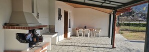 Outdoor dining - Paikos Townhouse, Hot Springsis a traditional two-storey residence of 220 sq.m., (Κωνσταντία)