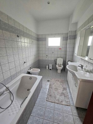 Shower, hair dryer, bidet, towels - Paikos Townhouse, Hot Springsis a traditional two-storey residence of 220 sq.m., (Κωνσταντία)