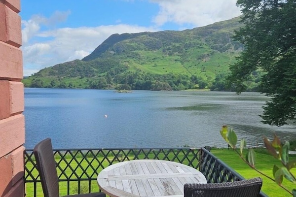 Honeymoon Suite, Balcony, Lake View (Placefell Suite) | Hypo-allergenic bedding, free WiFi, bed sheets