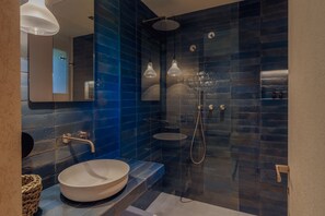 Douche, sèche-cheveux, serviettes fournies, savon