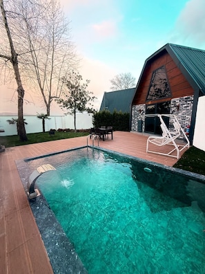 Familie-bungalow, 2 bad, bassengutsikt | Individuelt dekorert, individuelt innredet og lydisolert