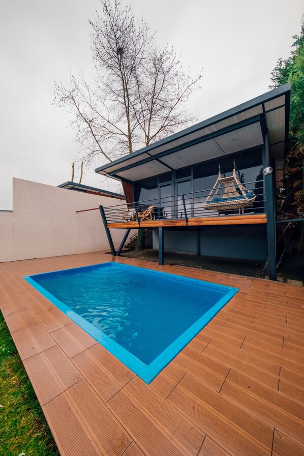 Deluxe cottage, 1 tweepersoonsbed met slaapbank, uitzicht op meer | Individueel gedecoreerd, individueel gemeubileerd, geluiddichte muren