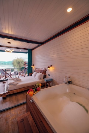 Deluxe Cottage, Lake View | 1 bedroom, soundproofing, free WiFi
