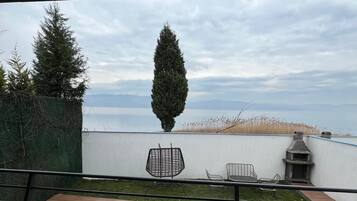 Småhus – deluxe, 1 dobbeltseng med sovesofa, utsikt mot innsjø | Terrasse/patio