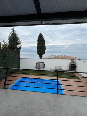 Deluxe cottage, 1 tweepersoonsbed met slaapbank, uitzicht op meer | Terras