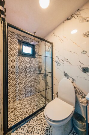 Deluxe cottage, 1 tweepersoonsbed met slaapbank, uitzicht op meer | Badkamer | Een haardroger, badjassen, pantoffels, handdoeken